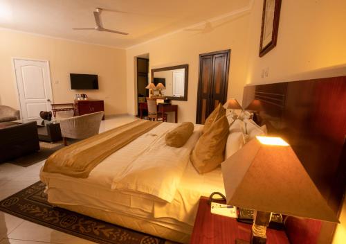 阿克拉La Palm Royal Beach Hotel的一间带大床的卧室和一间客厅