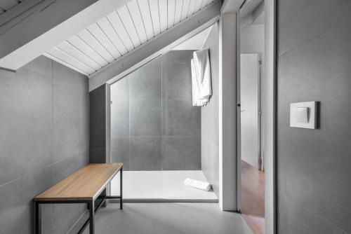 维耶拉维耶拉酒店 的客房设有木桌和步入式淋浴间。
