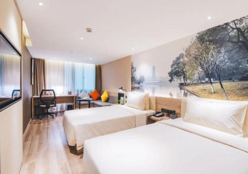 上海上海新国际博览中心龙阳路亚朵酒店的酒店客房配有两张床和一张书桌