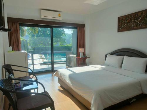 尖竹汶Evergreen Resort Chanthaburi的一间卧室设有一张床和一个大窗户