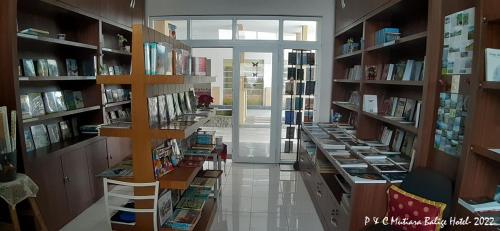 巴利盖Mutiara Balige Hotel的藏书丰富的图书馆