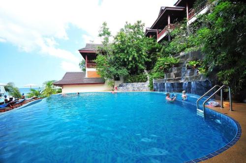帕干岛Haad Yao Bayview Hotel的一座大型游泳池,其中有2人