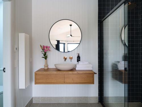 BuckarooShawwood Estate的一间带水槽和镜子的浴室