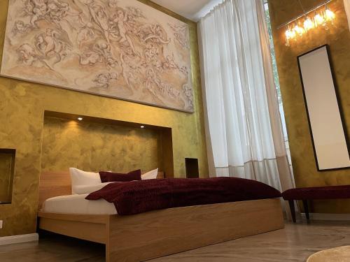 伍珀塔尔爱米克酒店的一间卧室配有一张壁画床