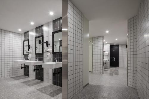 长沙长沙背包十年青年旅舍的浴室设有2个水槽和2面镜子