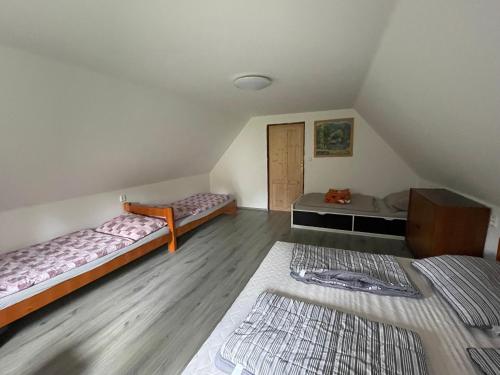 KunvaldChata Kunvald的阁楼间 - 带2张床和木地板