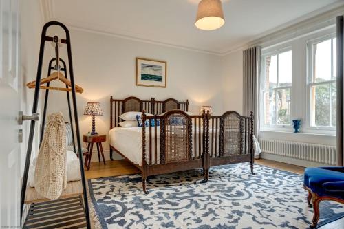 牛津University Parks View的一间卧室配有一张床和蓝色地毯