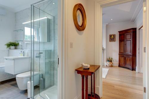 牛津University Parks View的一间带卫生间和玻璃淋浴间的浴室
