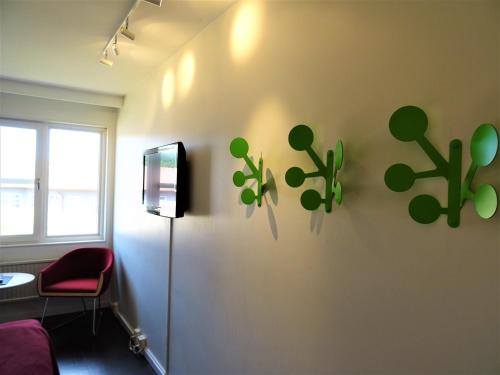 恩厄尔霍尔姆Hotell Erikslund的一间墙上有绿色植物的房间