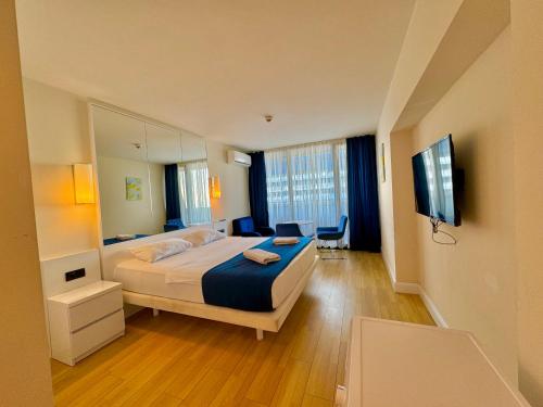 巴统Luxsor Rooms In Orbi City的酒店客房,配有床和电视