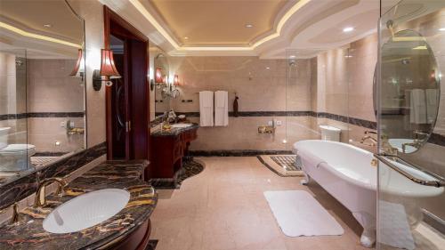 上海上海瑞金洲际酒店 - 百年传奇历史建筑的带浴缸和盥洗盆的大浴室