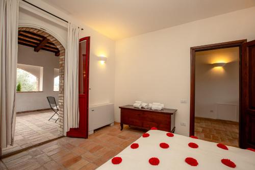 奇尼基亚诺Tenuta Pianirossi的一间卧室,床上有红色玫瑰