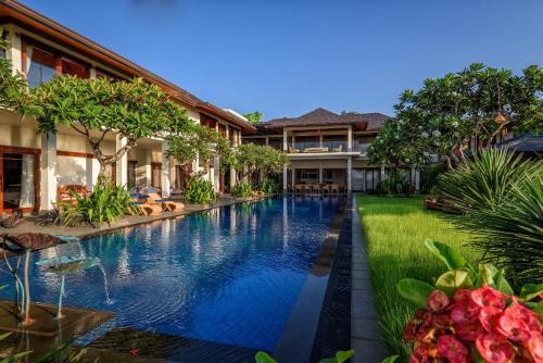 努沙杜瓦巴厘岛私人别墅 的一座房子里游泳池的形象