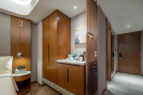 上海上海陆家嘴滨江大道亚朵X酒店的酒店客房设有带水槽的浴室