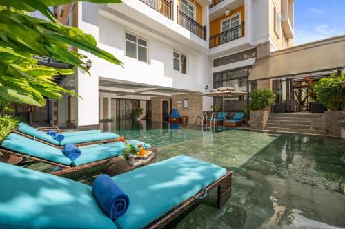 会安Royal Riverside Hoi An Hotel & Spa的别墅内的游泳池配有蓝色枕头