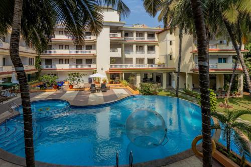 瓦尔恰Sterling Goa Varca的享有棕榈树度假村泳池的顶部景致
