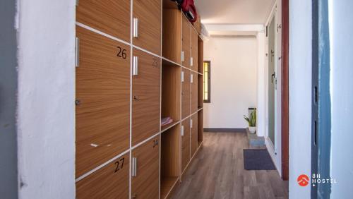 胡志明市8h-hostel的大楼内带木制储物柜的走廊