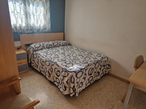 Talavera la Real塔拉韦拉旅馆的一间小卧室,配有床和窗户
