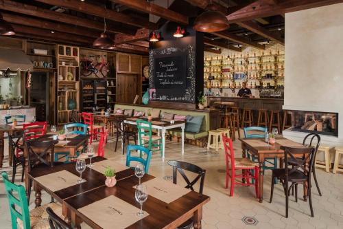 波雷奇Camping Lanterna Premium Resort - Vacansoleil Maeva的一间带木桌椅的餐厅和一间酒吧