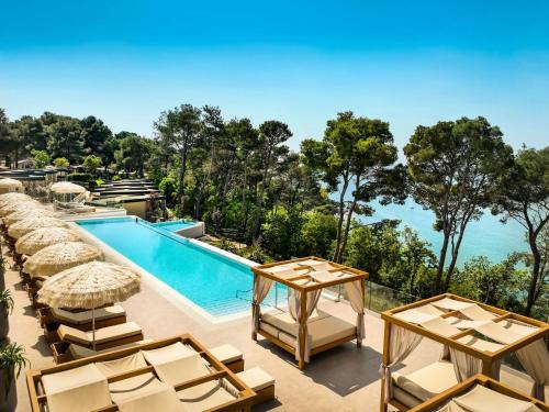 波雷奇Camping Lanterna Premium Resort - Vacansoleil Maeva的一个带游泳池和躺椅的度假胜地