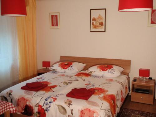 博维茨Sobe Vera的一间卧室,床上有红色的鲜花
