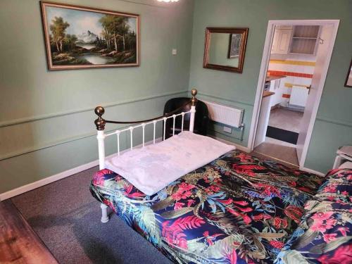 新港Heath Farm cottage的一间卧室配有一张带彩色床罩的床