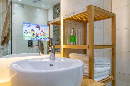 米兰I Della的浴室配有盥洗盆、浴缸和毛巾