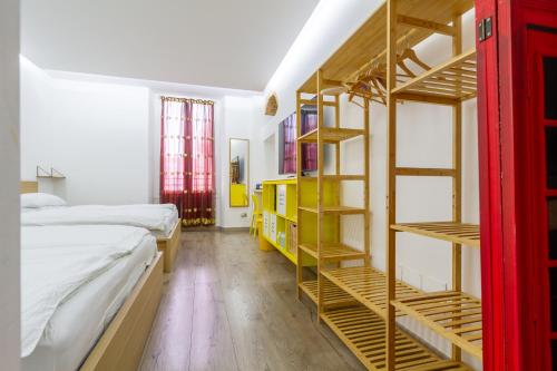 米兰I Della的一间设有双层床和架子的房间