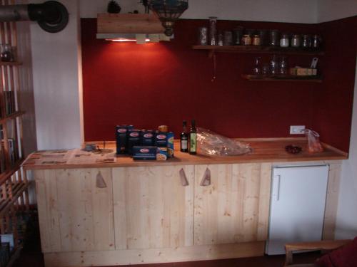 ArgenbühlBlockhaus im Permakulturgarten的厨房配有带瓶子的木台面