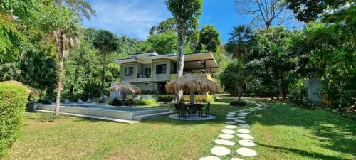 象岛雷兹共和酒店的庭院中带游泳池的房子