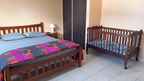 圣保罗La Villa Hibon的一间卧室配有一张床和长凳