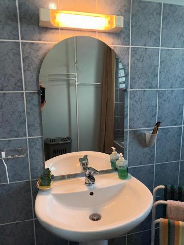 圣保罗La Villa Hibon的一间带水槽和镜子的浴室