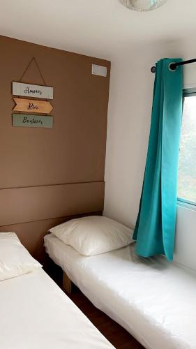 ChauzonCamping Beaussement TWENTY的小型客房 - 带2张床和窗户