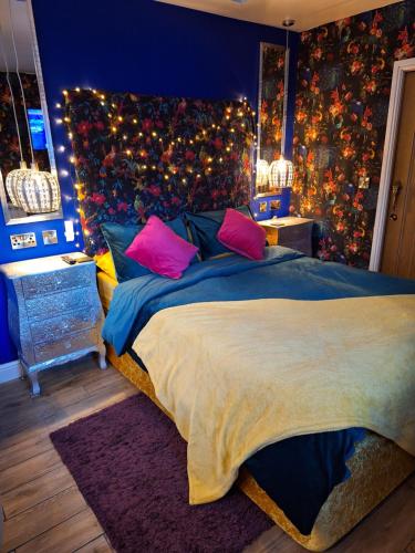 马特洛克Park House Studio的卧室配有一张带粉红色枕头的大床