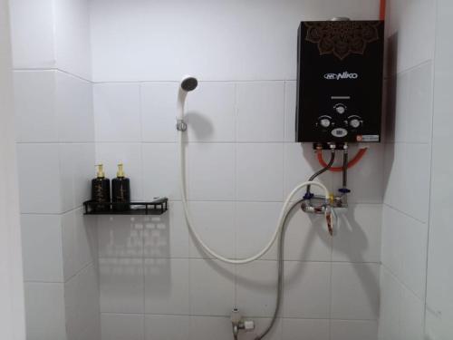 ParungdengdekSansan Room - Apartemen Gunung Putri Square的带淋浴喷头的浴室