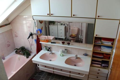 格鲁特维普夫住宿加早餐酒店的浴室配有两个盥洗盆和浴缸。