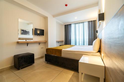 安塔利亚Tut Hotel的酒店客房设有床和窗户。