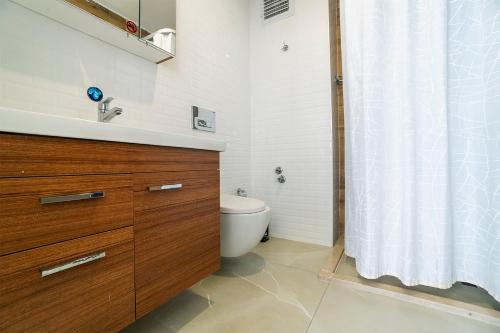 安塔利亚Tut Hotel的浴室配有卫生间、盥洗盆和淋浴。