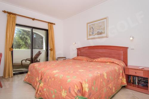 波尔蒂芒Pampas Altogolfe 2 Bedroom Apartment的一间卧室设有一张大床和一个窗户。