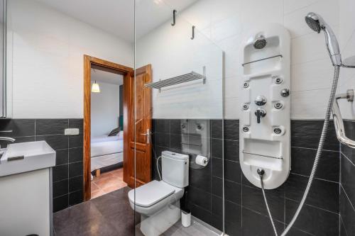 普拉亚布兰卡VILLAS LANZAROTE LOS ALTOS by NEW LANZASUITES Villa SERENA的浴室配有卫生间、盥洗盆和淋浴。