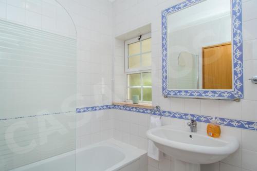 卡武埃鲁Quinta do Rosal, Casa Rosa的白色的浴室设有水槽和镜子