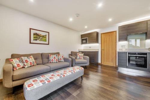 鲍内斯温德米尔Modern Bowness-on-Windermere Flat - Free Parking的带沙发的客厅和厨房
