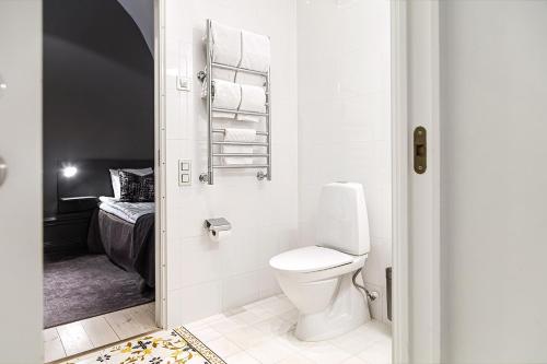 斯德哥尔摩Guldgränd的白色的浴室设有卫生间和水槽。