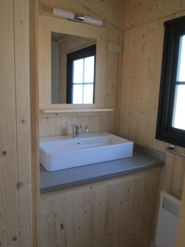 CondatCamping la Borie Basse的浴室设有白色水槽和镜子