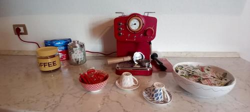 努奥罗Casa Gonario的一个带红色时钟和食物碗的台面