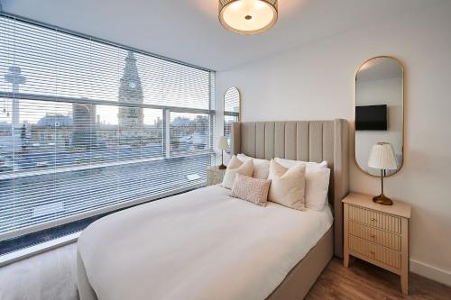 利物浦Host & Stay - The Municipal View Abode的卧室配有白色的床和大窗户