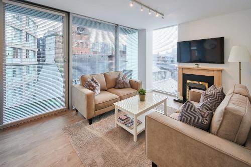 利物浦Host & Stay - The Municipal View Abode的客厅设有两张沙发和一个壁炉