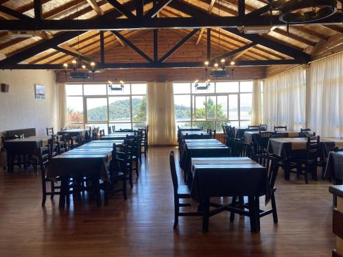 圣卡洛斯-德巴里洛切Artemis I - BRC的用餐室设有桌椅和窗户。
