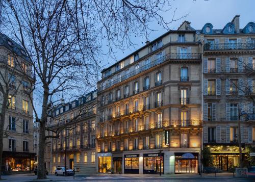 巴黎阿尔根松酒店的街道中间的大建筑