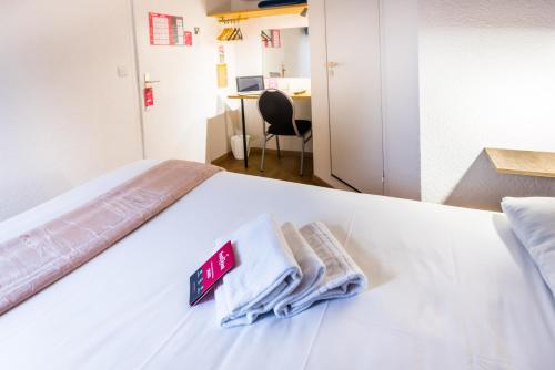 里摩日Fasthôtel - Un hôtel FH Confort的一间医院房间,里面配有带毛巾的床